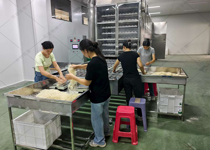 方便粉丝出产线试机现场.jpg