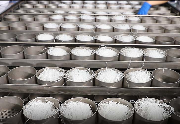 现代化酸辣粉加工厂用人少，，日均 8 吨粉饼产出
